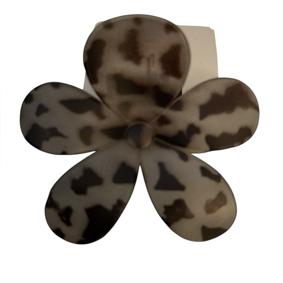 Accessories - NWT Black and Frosted White Floral Hair Clip